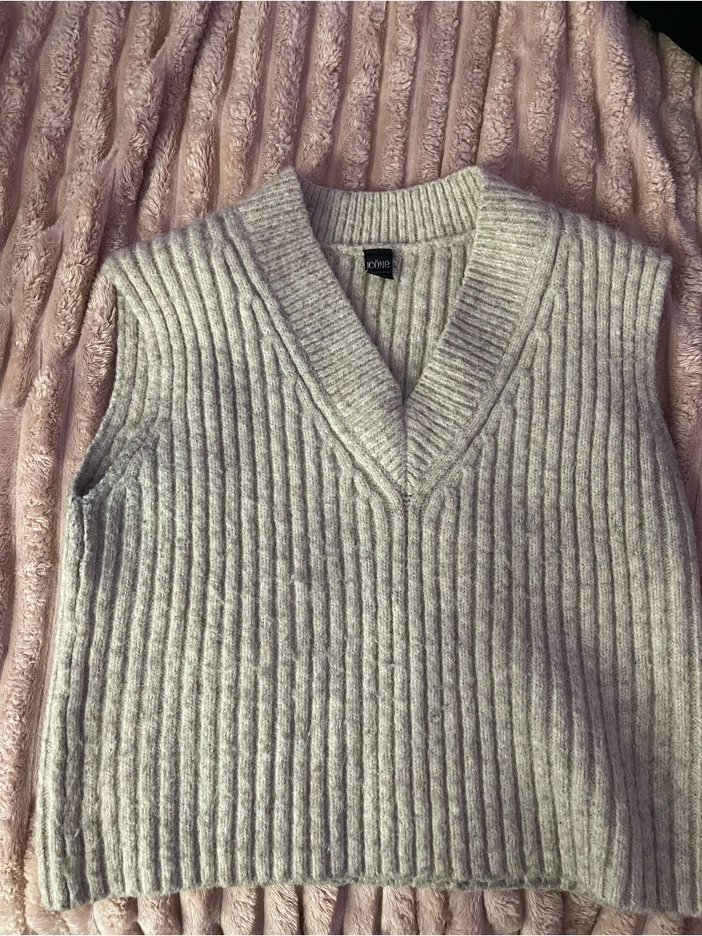 Icone Ribbed V-Neck Sweater Vest
